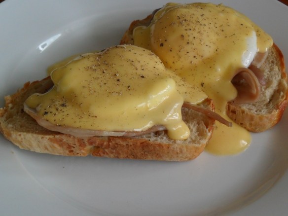 Eggs benedict with bacon